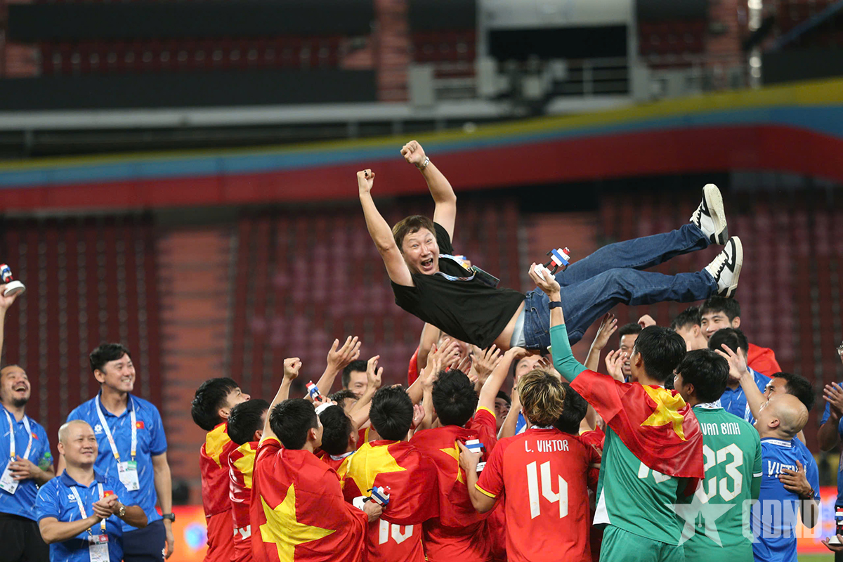 Huấn luyện viên Kim Sang-sik chúc mừng năm mới bằng tiếng Việt

